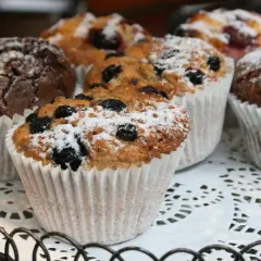 Muffins med blåbär och choklad, pudrade med florsocker. Perfekt för den som vill veta vad man kan använda istället för socker.
