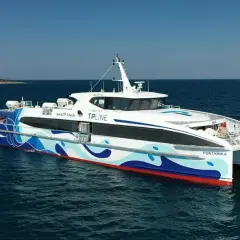 Szybki katamaran "Puntamika" płynie po morzu, gotowy do rejsu ze Splitu na Hvar.