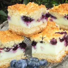 Szybkie ciasto z borówkami i kruszonką, z kremowym nadzieniem i chrupiącą posypką. Idealne na letnie popołudnie.