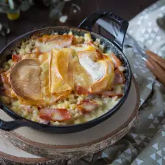 Croziflette gratinée au fromage fondant, lardons et crozets, parfaite pour 6 personnes. Un délice savoyard réconfortant.