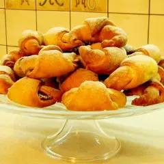 Rogaliki drożdżowe, pachnące jak u babci, na szklanej paterze. Idealne na deser lub do kawy.