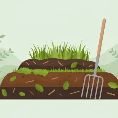 Warstwowy kompost z trawy, liści i patyków, obok stoi grabie.