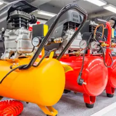 Compresores Gimenez de 2.5HP en colores vibrantes: amarillo, rojo y azul. Listos para cualquier trabajo.