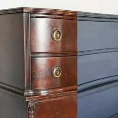 Före och efter-bild på en byrå. Den gamla mörka träytan har fått en modern renovering med mörkgrå färg och nya knoppar.
