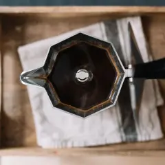 Caffettiera nuova cosa fare: caffè fumante pronto per essere gustato.