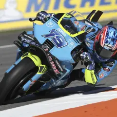 Pecco Bagnaia hoy, inclinado en su Aprilia azul y amarilla, demostrando su habilidad en la pista.