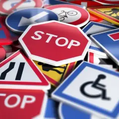 Kto odpowiada za znaki drogowe na osiedlu? Przewodnik dla mieszkańców