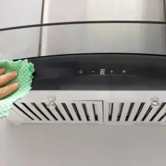 Jak wyczyścić okap? Skuteczny poradnik czyszczenia filtrów i obudowy