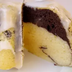 Wilgotna babka marmurkowa, idealna na deser. Ten przepis na babkę gotowaną jest prosty i pyszny.