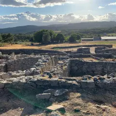 Ruinas de piedra en San Amaro, Ourense, bajo un cielo nublado y sol radiante.