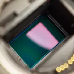 Zbliżenie na matrycę aparatu, porównanie rozmiarów: full frame vs aps-c. Widoczny zielony i różowy obszar.