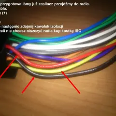 Jak podłączyć radio samochodowe w domu: czerwony i żółty kabel (+) oraz czarny (-). Zdejmij izolację, by połączyć.