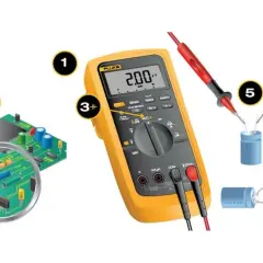 Multimeter misst Kondensator. Symptome eines defekten Kondensators können durch Messung erkannt werden.