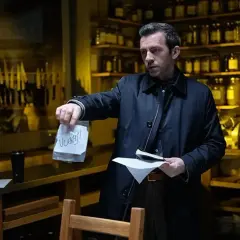 Mężczyzna w ciemnym płaszczu trzyma woreczek z napisem "Uciekaj!". Czy to wskazówka z serialu "Nieobecni", kiedy?