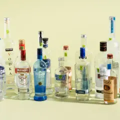 Różnorodne rodzaje wódek czystych: Svedka, Smirnoff, Pinnacle, Absolut, Belvedere, Tito's Handmade, Reyka i inne.