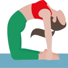Frau in grüner Hose und rotem Oberteil in der Kamelpose, eine Übung des Kundalini Yoga.