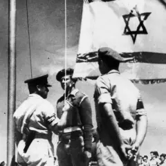 Soldaten hissen die israelische Flagge. Ein Symbol für das, was war vor Israel, und den Beginn einer neuen Ära.