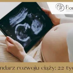 Brzuszek w 22 tygodniu ciąży, na tablecie zdjęcie USG. Kalendarz rozwoju ciąży.