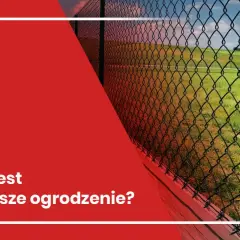 Siatka ogrodzeniowa na tle zielonej łąki i nieba.