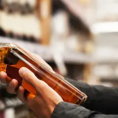 Przewóz alkoholu Włochy-Polska: Jak uniknąć problemów na lotnisku?