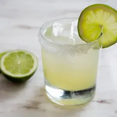 Orzeźwiająca margarita z solą na brzegu szklanki i plasterkami limonki. Idealny przepis na lato!
