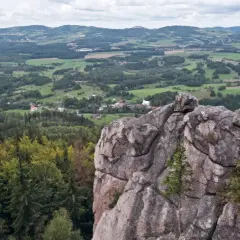 Ostra, skalista ściana góruje nad zieloną doliną z wioską. To idealne miejsce na wędrówkę, gdzie ostra mała szlak prowadzi do zapierających dech w piersiach widoków.