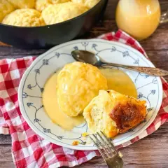 Leckere Dampfnudeln mit Vanillesauce, ein tolles Rezept für süße Momente.