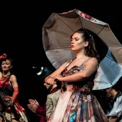 Aktorka z parasolką w Teatrze Imka. Sprawdź repertuar i zarezerwuj bilety na niezapomniane widowisko.