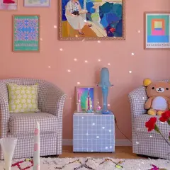 En mysig hörna med rutiga fåtöljer, en Rilakkuma-nalle och en bukett blommor. Fyra anledningar till att älska detta pärlemorskimrande pastellrum.