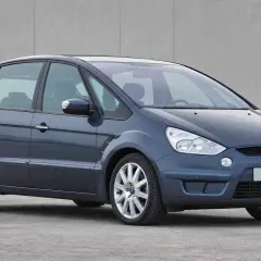 Mörkgrå Ford S-Max, en familjebil som kan ha sina problem.