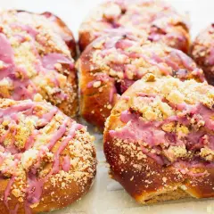 Pyszne drożdżówki z rabarbarem, posypane kruszonką i polane różowym lukrem. Idealne na wiosenne popołudnie.