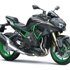 La Kawasaki mas potente, una naked deportiva gris con detalles verdes vibrantes, lista para la acción.