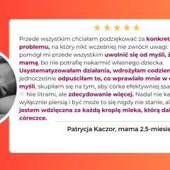 Czarno-białe zdjęcie matki z dzieckiem na rękach, uśmiechniętej.