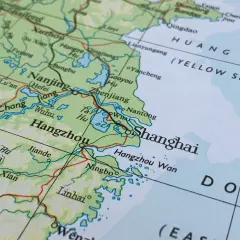 Gdzie leży Szanghaj? Na mapie widzimy, że Szanghaj znajduje się w Chinach, na wschodnim wybrzeżu, niedaleko Hangzhou i Morza Wschodniochińskiego.