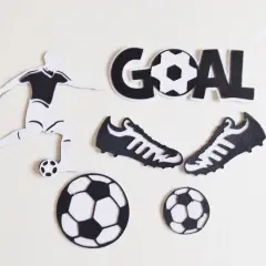 Silueta de futbolista pateando balón, dos botas, tres balones y la palabra "GOAL" en manualidades de fútbol.