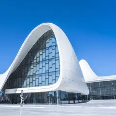 Centrum Heydara Alijewa, nowoczesny symbol stolicy Azerbejdżanu, Baku, lśni w słońcu.