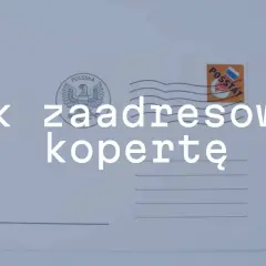Jak zaadresować kopertę? Na białej kopercie z polskim znaczkiem pocztowym widnieje napis "Jak zaadresować kopertę".