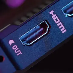 Zbliżenie na port HDMI z napisem "OUT". Idealne do podłączenia sprzętu, np. dekodera Cyfrowego Polsatu, z zachowaniem ochrony HDCP.