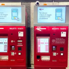 Macchine automatiche ATAC per l'acquisto di biglietti turistici a Roma. Offrono diverse opzioni di viaggio e accettano pagamenti con carta.
