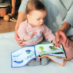 Od kiedy czytać dziecku bajki? Od pierwszych miesięcy życia, gdy maluch z zaciekawieniem ogląda obrazki w miękkiej książeczce.