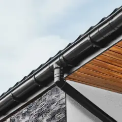 Nowoczesne odwodnienie z rynien skutecznie odprowadza wodę, chroniąc elewację z kamienia i drewniany strop.