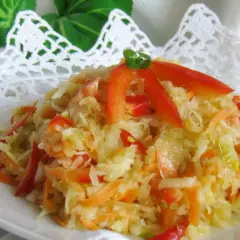 Kolorowa surówka z kiszonej kapusty inaczej: z marchewką, papryką i zieloną cebulką. Pyszna i zdrowa!