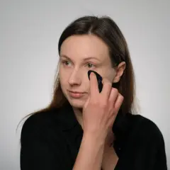Korektor wchodzi w zmarszczki? TOP produkty i triki na gładkie oko!