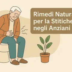 Un anziano seduto sul water, con la mano sull'addome, soffre di stitichezza. Il testo suggerisce rimedi naturali per la stitichezza cronica negli anziani.