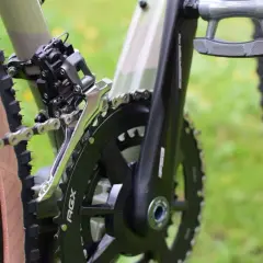 Zbliżenie na rower, widoczny mechanizm korbowy, łańcuch i przerzutka. Czas na czyszczenie łańcucha rowerowego, by jazda była płynna.