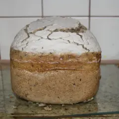 Domowy chleb z wypiekacza Moulinex, jak z instrukcji po polsku. Pyszny, z chrupiącą skórką i ziarnami.