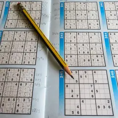 Plansze z liczbami do rozwiązania sudoku i ołówkiem.