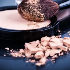 Rozsypany puder w kamieniu i pędzel. Jak uratować puder w kamieniu? Zobacz, jak go odtworzyć.