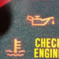 Kontrolka "check engine" świeci się po wymianie oleju, obok ikony termometru i lampki ciśnienia oleju.