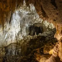 Wnętrze jaskini w Zakopanem, pełne stalaktytów i stalagmitów, tworzy niesamowity krajobraz.